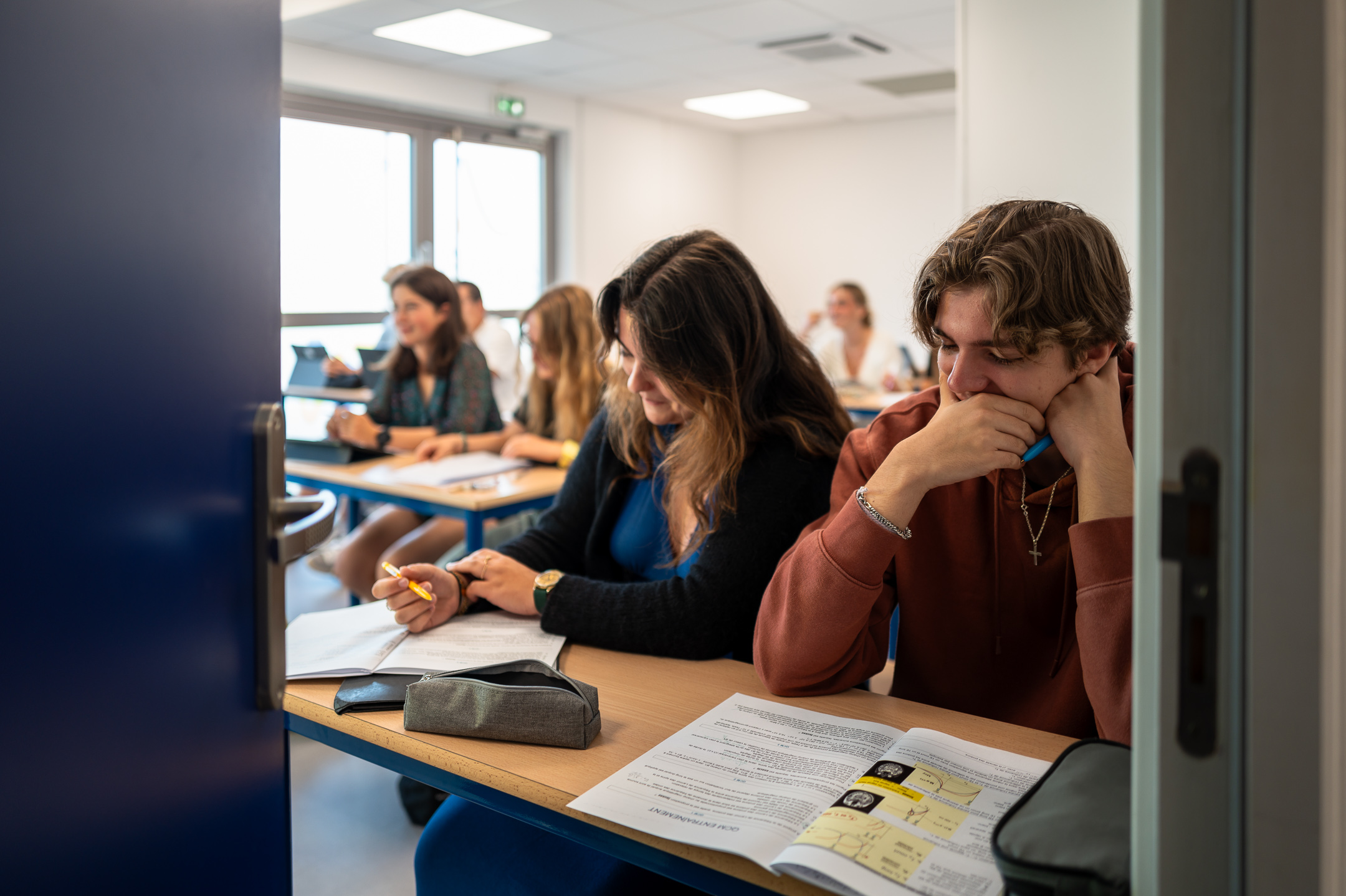 Cours chez Alpha Prépa à Amiens, une étudiante lève la main